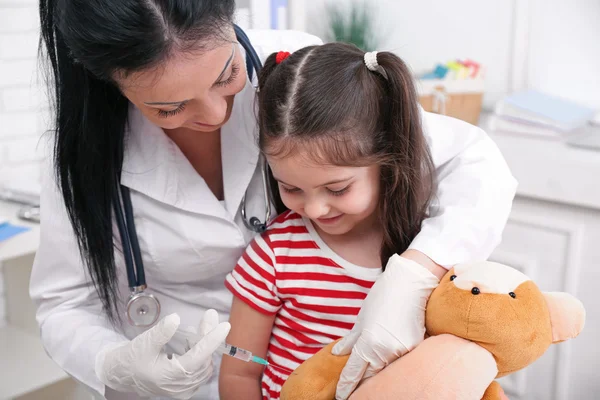 Dokter injectie geven de beer speelgoed — Stockfoto
