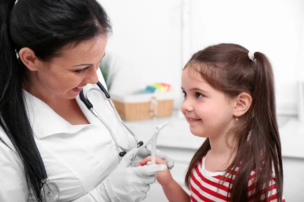 Dokter die een kind onderzoekt — Stockfoto