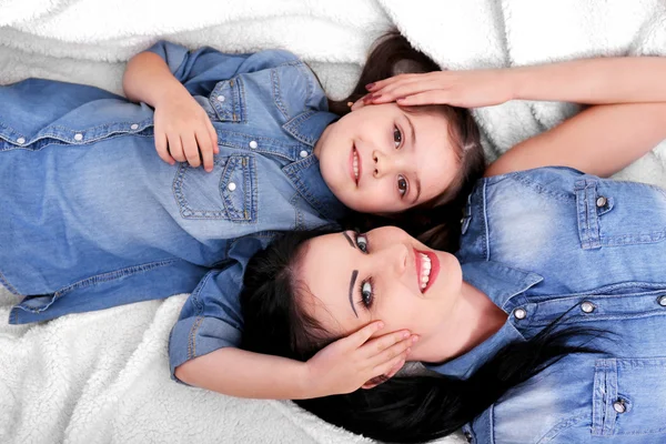 Anya és lánya a kanapén — Stock Fotó