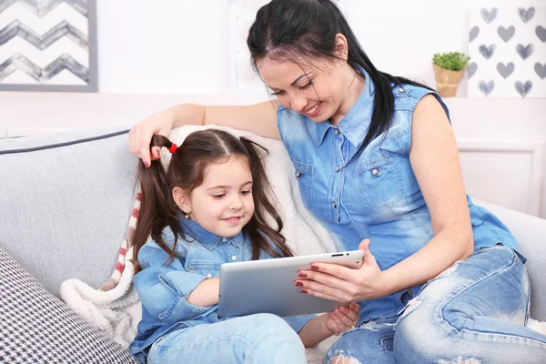 Mother and daughter with tablet — Stock Photo, Image