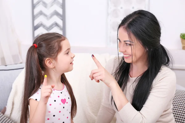 Madre e hija jugando en la habitación — Foto de Stock