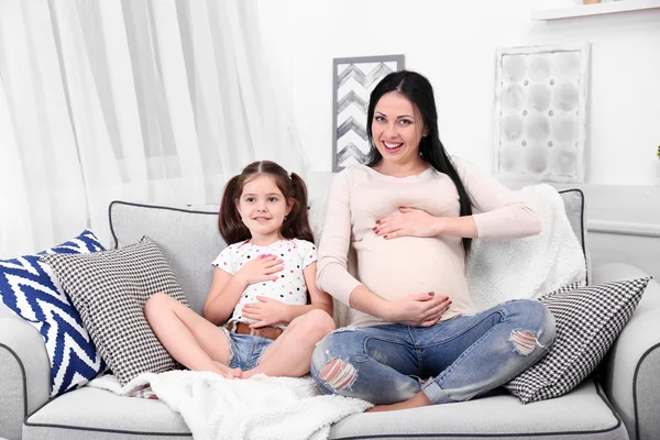 Pregnant mother and daughter — Stock Photo, Image