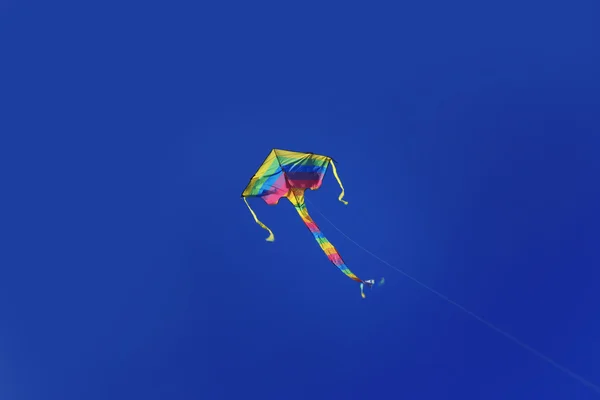 Kitesurfing w ciemny błękit nieba — Zdjęcie stockowe