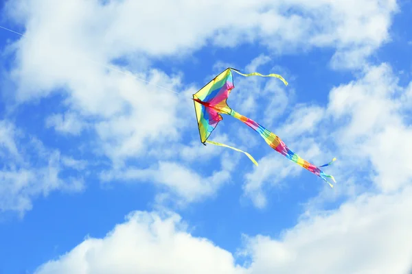 Kite στο γαλάζιο του ουρανού — Φωτογραφία Αρχείου