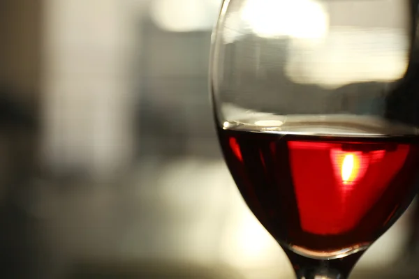 Verre de vin rouge sur fond flou — Photo