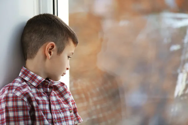 Junge sitzt am Fenster — Stockfoto