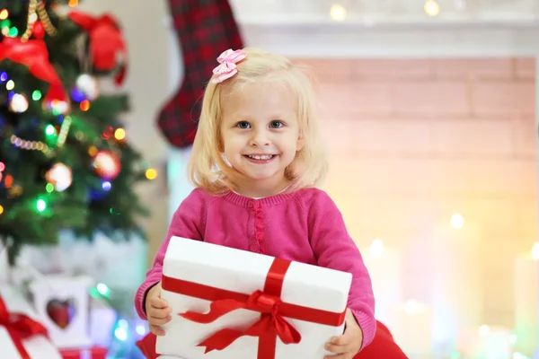 Смішна дівчина з подарунковими коробками — стокове фото