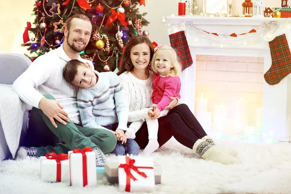 Vánoční rodina v obývacím pokoji dovolená — Stock fotografie