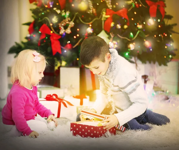 Grappige kinderen met geschenkdozen — Stockfoto