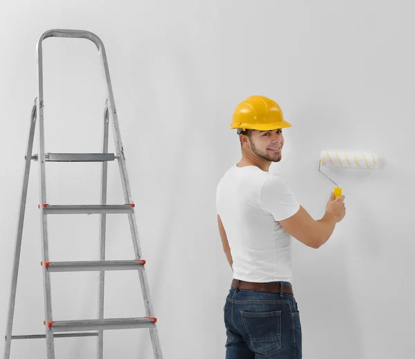 Trabalhador renovando apartamento — Fotografia de Stock