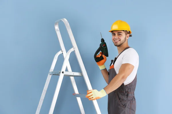 Trabalhador renovando apartamento — Fotografia de Stock