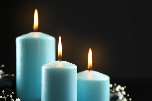 Blaue brennende Kerzen — Stockfoto