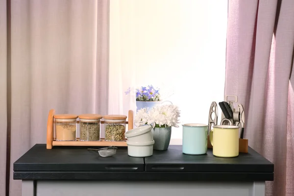 Menaje de cocina en la mesa cerca de la ventana — Foto de Stock