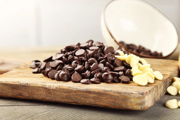 Ahşap zemin üzerine çikolata morsels