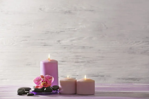 Kerzen mit Wellnesssteinen — Stockfoto