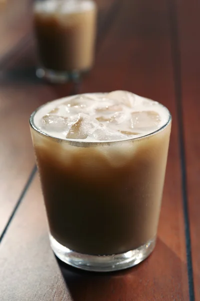 Koppar is kaffe på träbord — Stockfoto