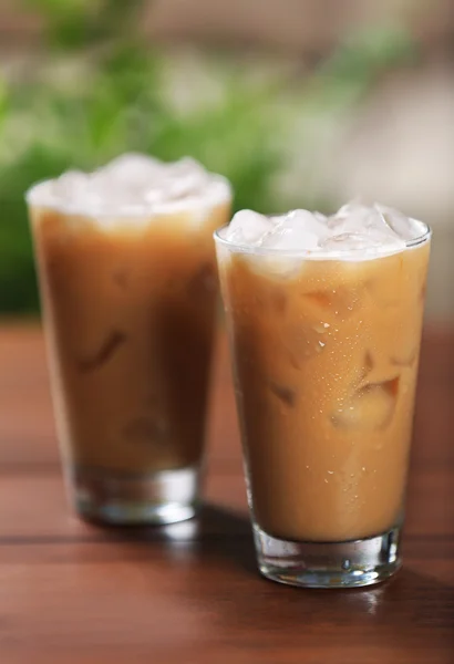 Copos de café gelado na mesa de madeira — Fotografia de Stock