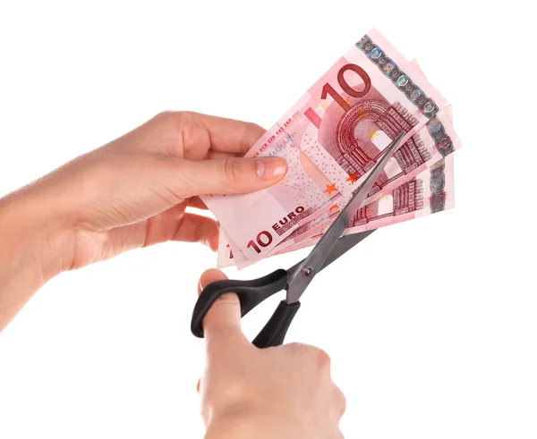 Mãos com tesoura cortando notas de euro, isoladas sobre branco — Fotografia de Stock