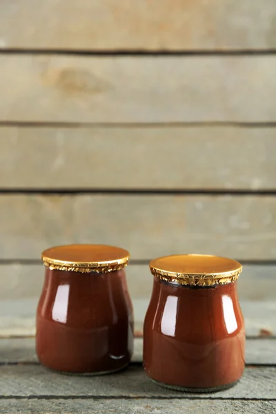 Dessert au chocolat dans un petit bocal en verre sur fond de bois — Photo