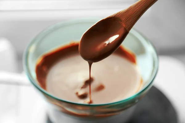 Sulava suklaa liedellä — kuvapankkivalokuva