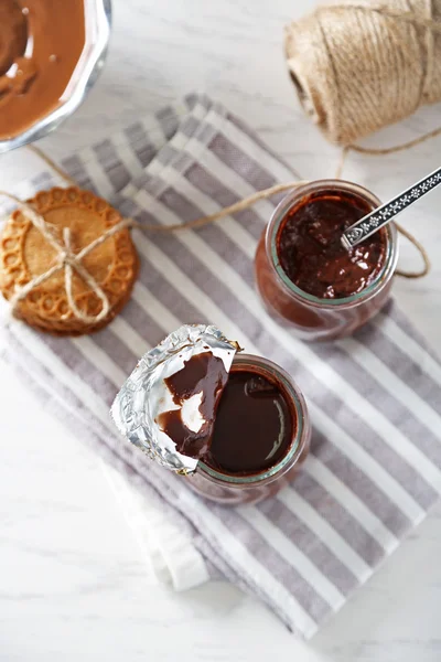 Postre de chocolate en pequeños frascos de vidrio sobre fondo de madera —  Fotos de Stock