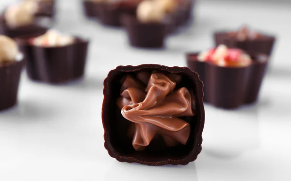 白い背景の上においしいチョコレート菓子をクローズ アップ — ストック写真