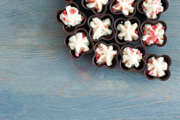 Doces de chocolate sortidas em fundo de madeira, close-up — Fotografia de Stock