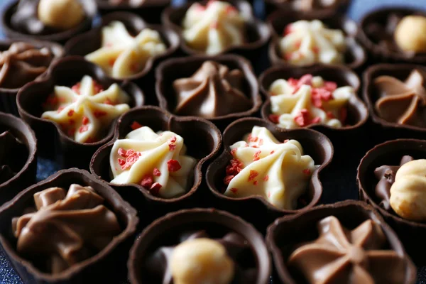 Leckere Schokoladenbonbons Hintergrund, Nahaufnahme — Stockfoto