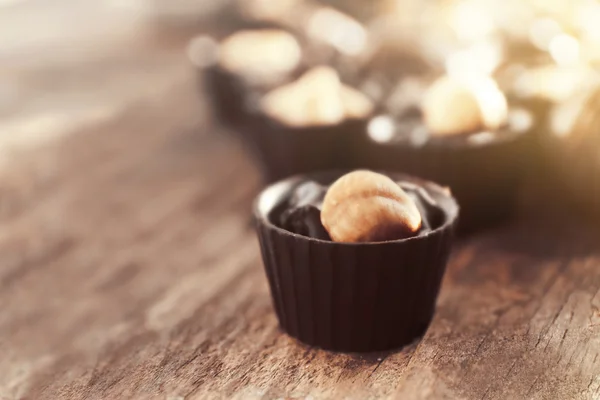 Schokoladenbonbons auf hölzernem Hintergrund, Nahaufnahme — Stockfoto