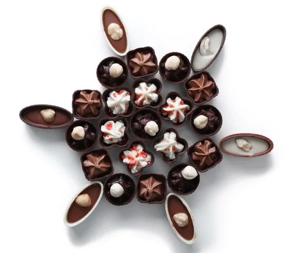 Σύνθεση της σοκολάτας καραμέλες σε άσπρο φόντο — Φωτογραφία Αρχείου