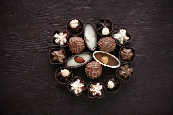 Composition de bonbons au chocolat sur fond en bois — Photo