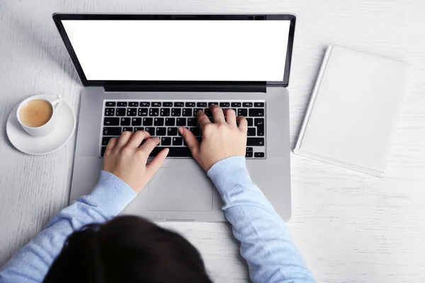 Frau arbeitet mit Laptop — Stockfoto