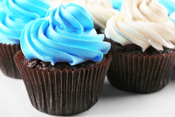 Frische leckere Cupcakes in einer Reihe, aus nächster Nähe — Stockfoto