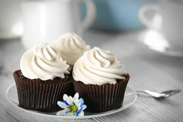 A fehér csészealj, ízletes cupcakes közelről — Stock Fotó