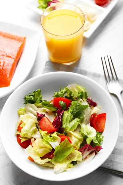 Ensalada de verduras frescas. Concepto de alimentación saludable y dieta — Foto de Stock