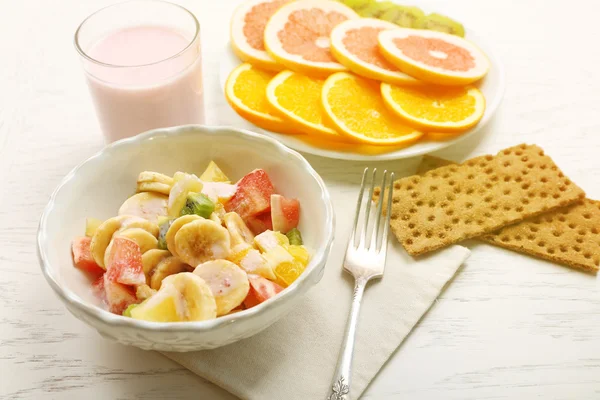 水果沙拉木背景上。健康饮食概念. — 图库照片