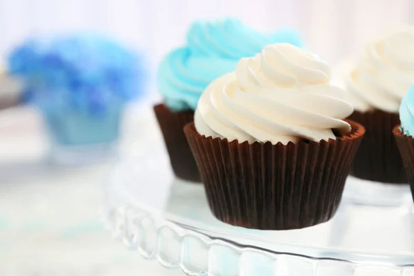 Cupcakes em vidro prato closeup — Fotografia de Stock