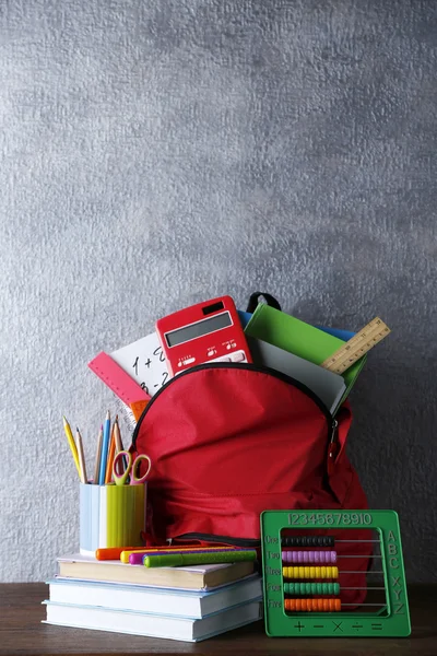 Mochila com material escolar — Fotografia de Stock