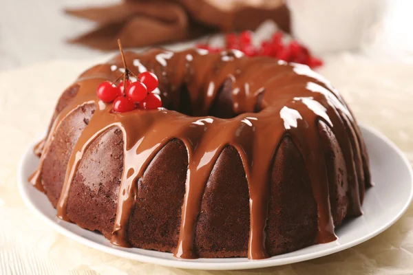 Шоколадный торт с ягодами снежного шара на тарелке на столе — стоковое фото