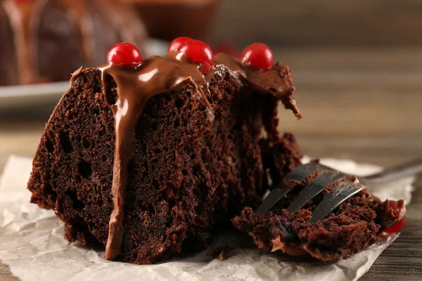 Pedaço de bolo de chocolate com bagas de bola de neve em papel artesanal — Fotografia de Stock