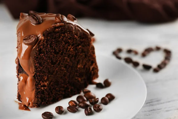 Pièce de gâteau au chocolat sur une table — Photo