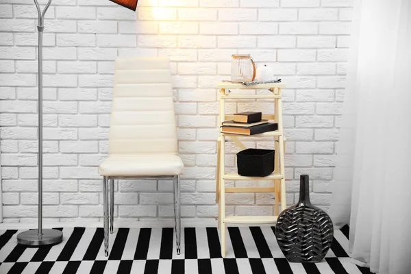 Moderner Stuhl und Lampe auf Backsteinwand Hintergrund — Stockfoto