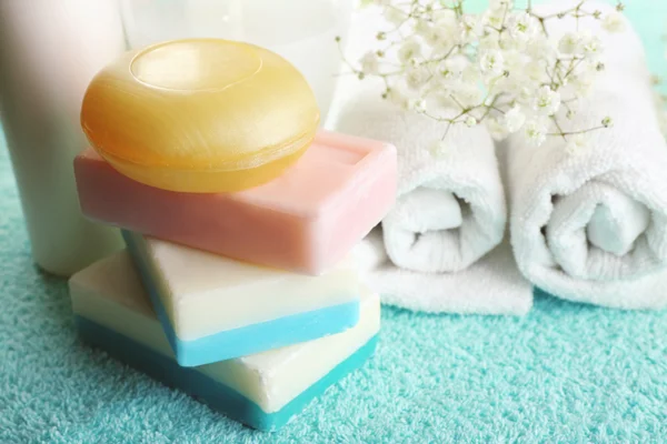 Bir havlu arka plan sette soap, yakın çekim — Stok fotoğraf