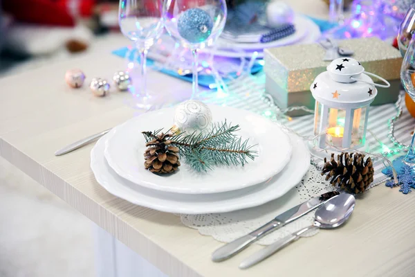 Platos blancos con cubiertos en una mesa de Navidad — Foto de Stock