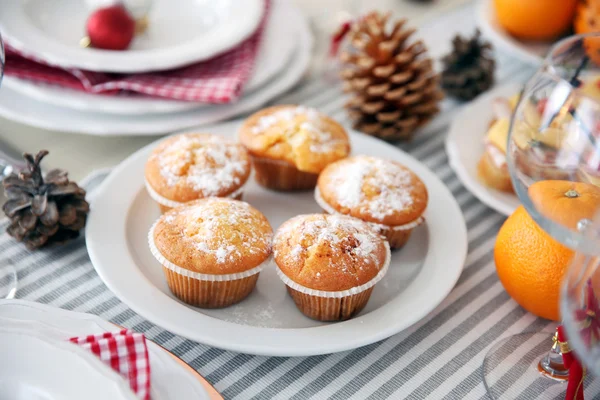 Muffins saborosos em uma mesa de jantar de Natal — Fotografia de Stock