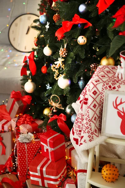モミの木でクリスマス プレゼント — ストック写真