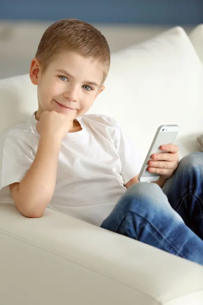 Niño pequeño con teléfono móvil — Foto de Stock