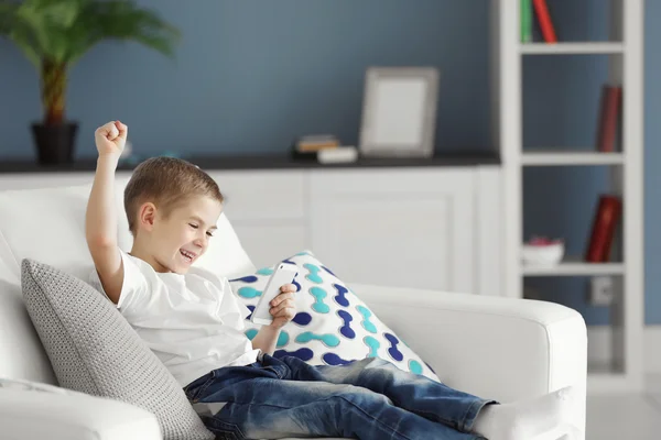 Niño usando el teléfono móvil — Foto de Stock