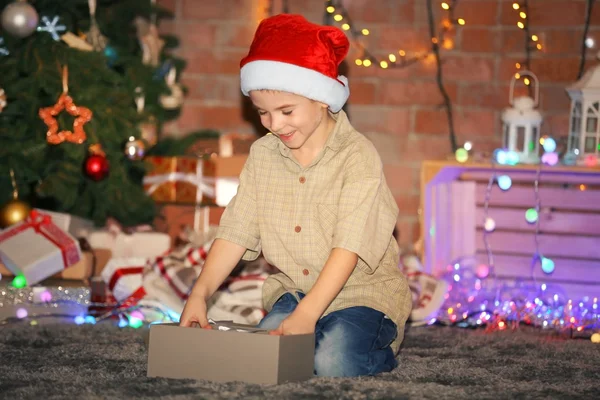 Мальчик с подарочной коробкой на Рождество — стоковое фото