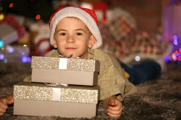 Portret van kleine jongen met geschenkdozen — Stockfoto